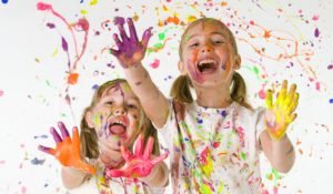 Brincadeira para o dia das crianças: Crianças Pintando